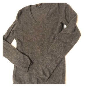 100% Cashmere v-neck sweater in dark grey, size S
